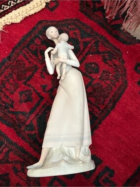 Lladro - A Mothers Embrace